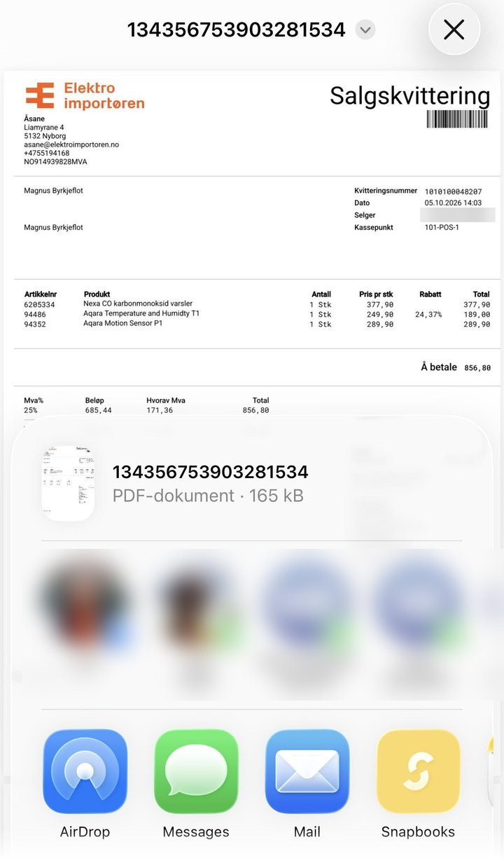 Delingsmenyen på iPhone med Snapbooks som valg, mens en kvittering deles