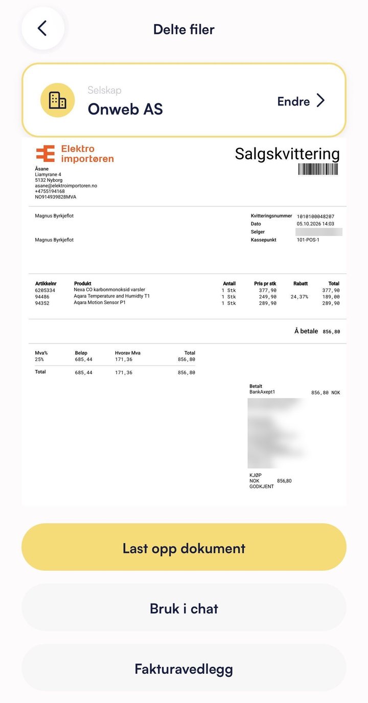 Skjermen Delte filer i Snapbooks med valgt selskap, kvitteringen og knappene Last opp dokument, Bruk i chat og Fakturavedlegg